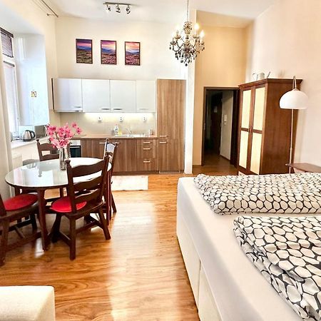 Home Away Main Square Apartment Попрад Экстерьер фото