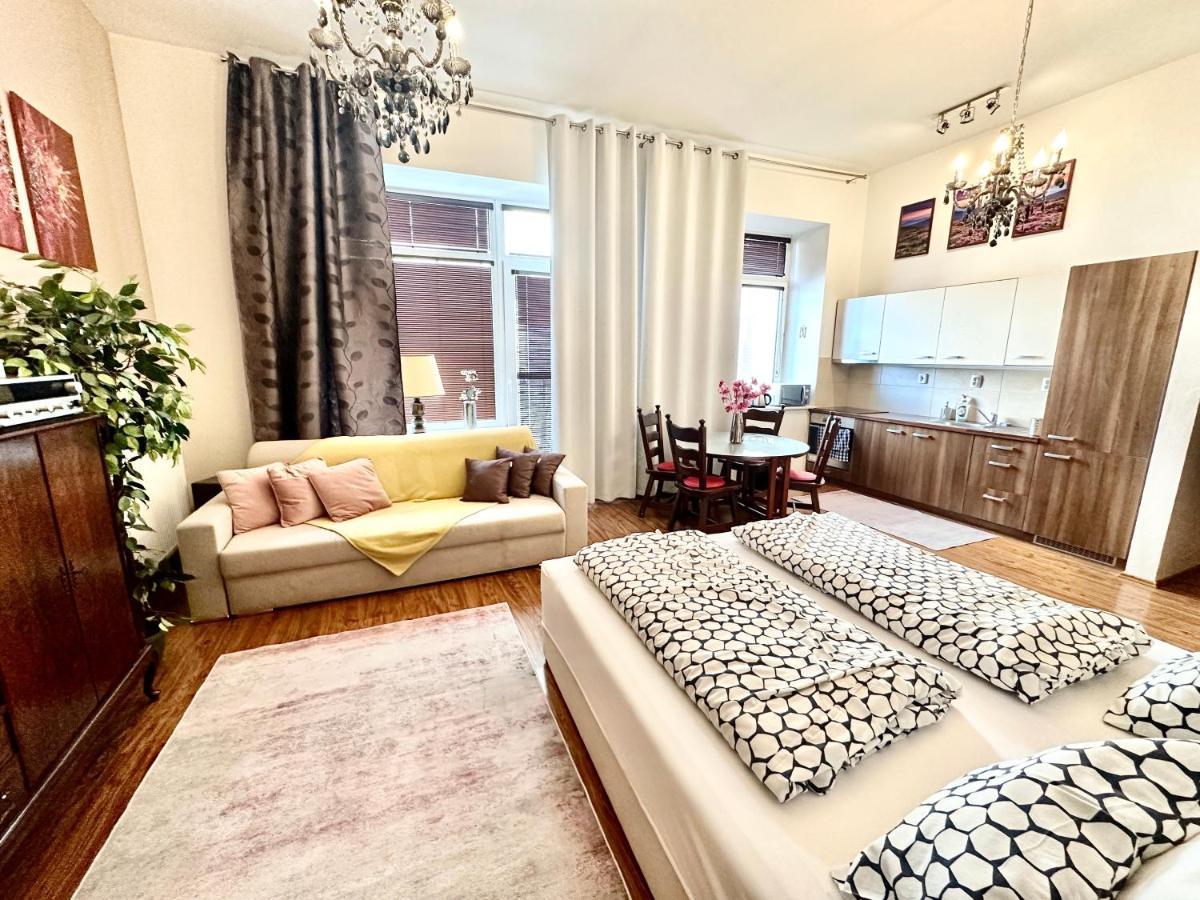 Home Away Main Square Apartment Попрад Экстерьер фото