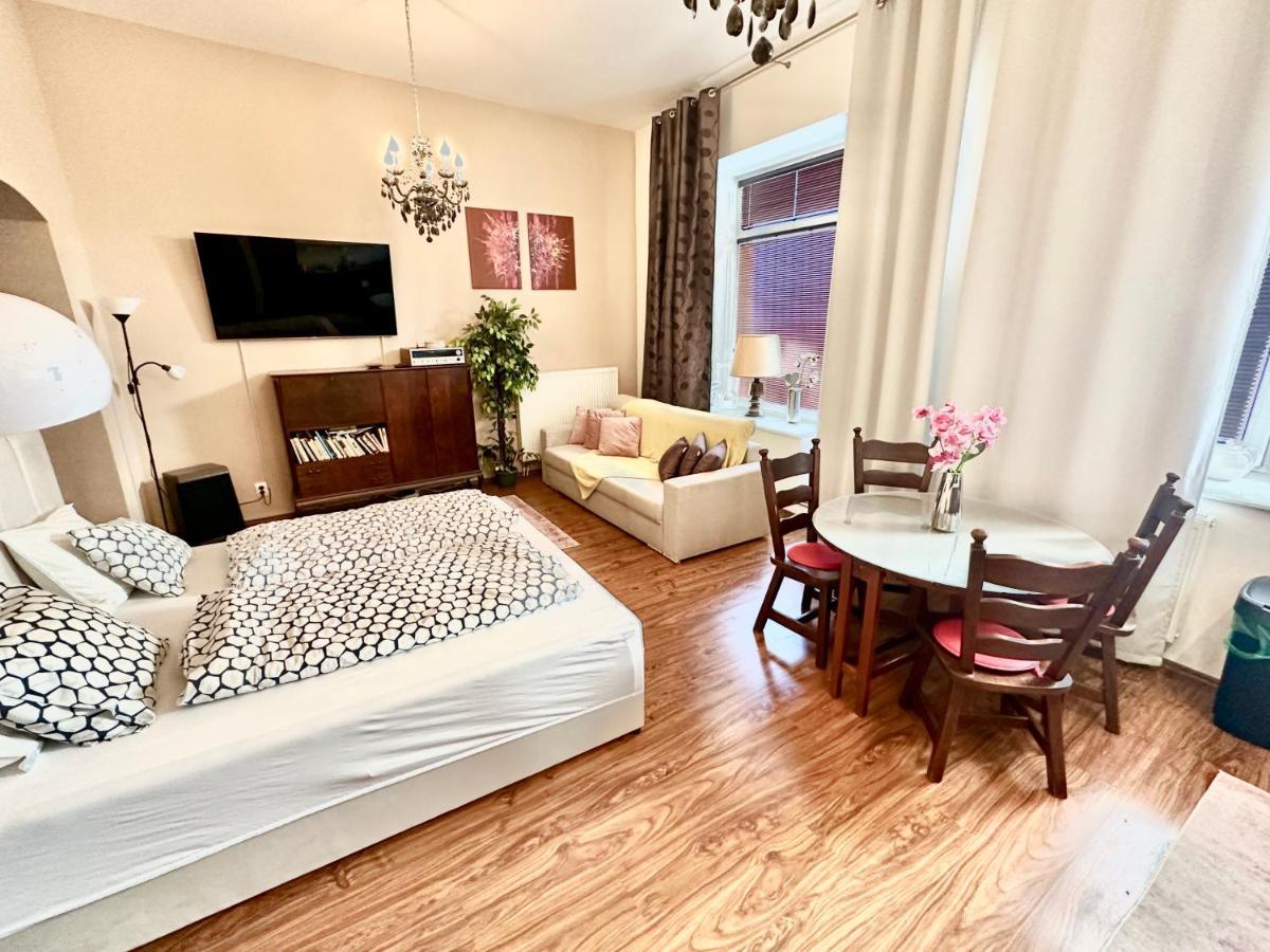 Home Away Main Square Apartment Попрад Экстерьер фото