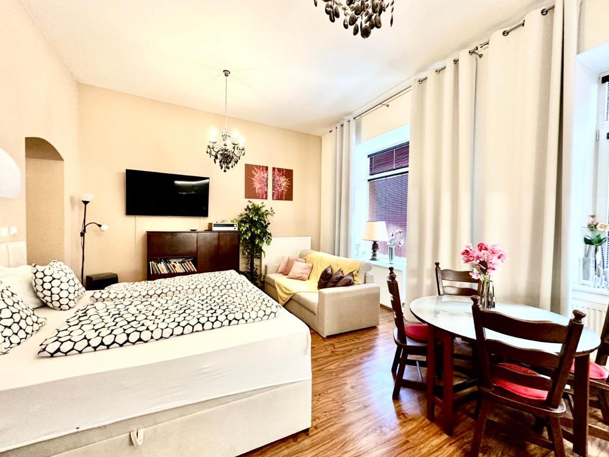 Home Away Main Square Apartment Попрад Экстерьер фото