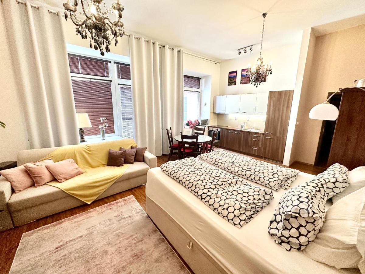 Home Away Main Square Apartment Попрад Экстерьер фото