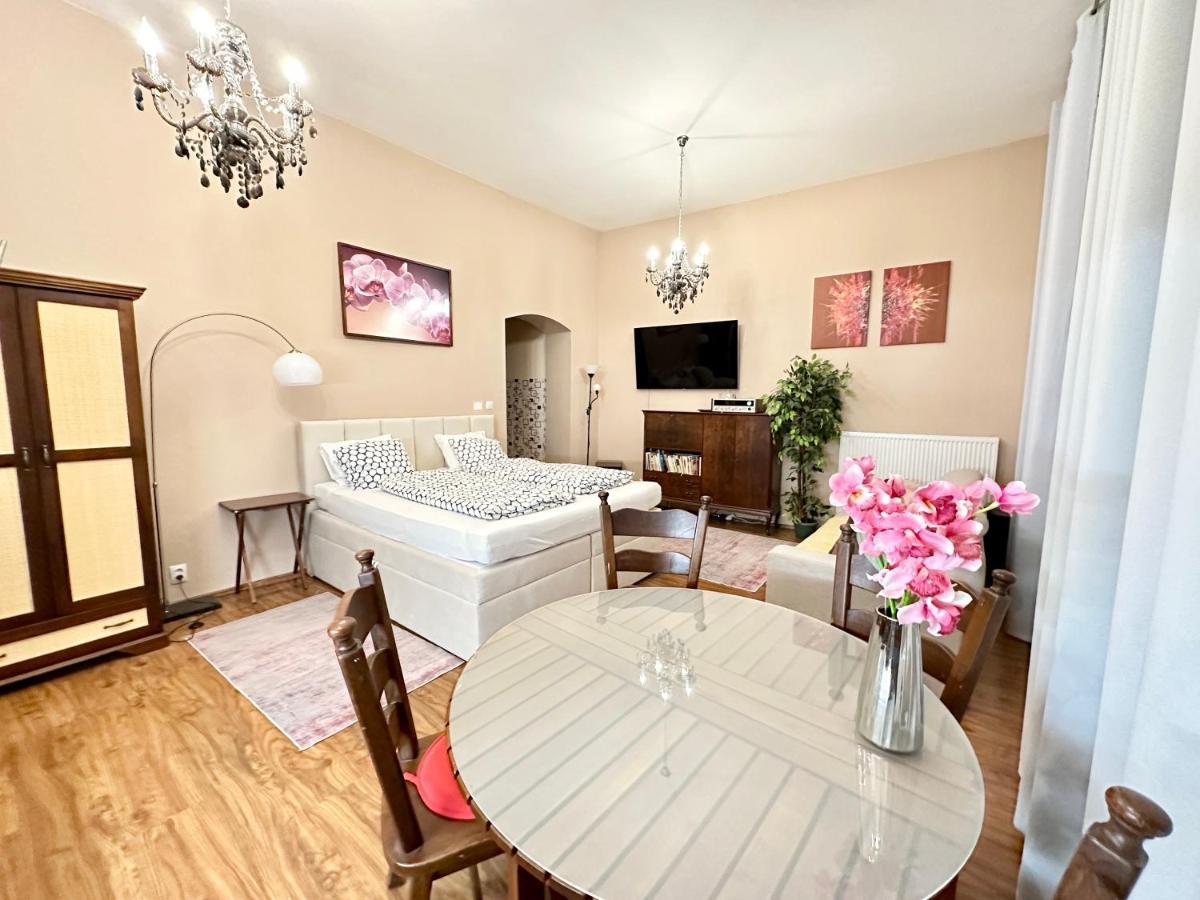 Home Away Main Square Apartment Попрад Экстерьер фото
